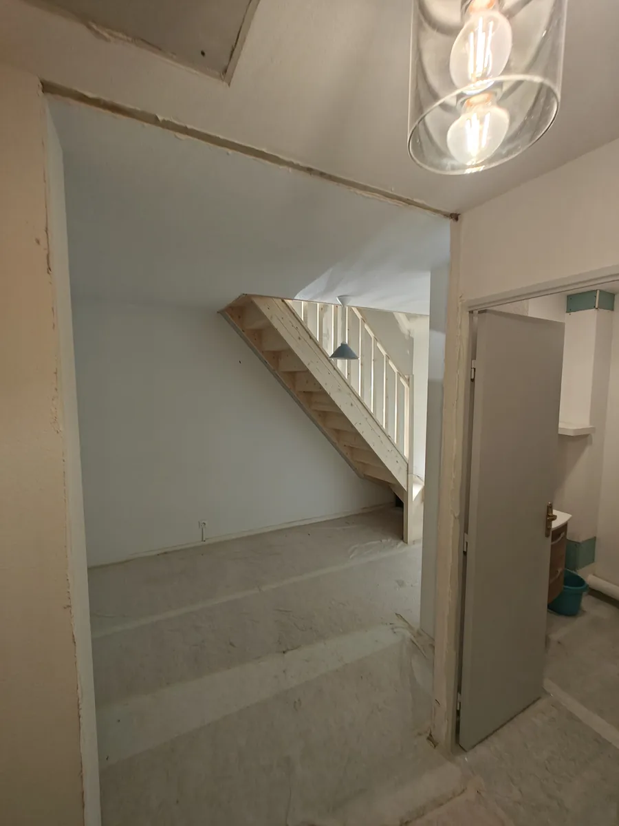 L'escalier quart tournant achevé, garde-corps posé