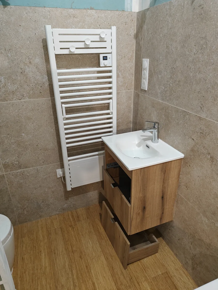 La salle de bain sous combles achevée : carrelage, parquet et sèche-serviettes