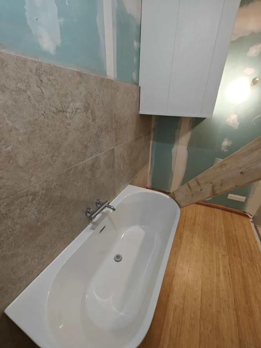 Vasque en bois et faïence de la salle de bain terminée