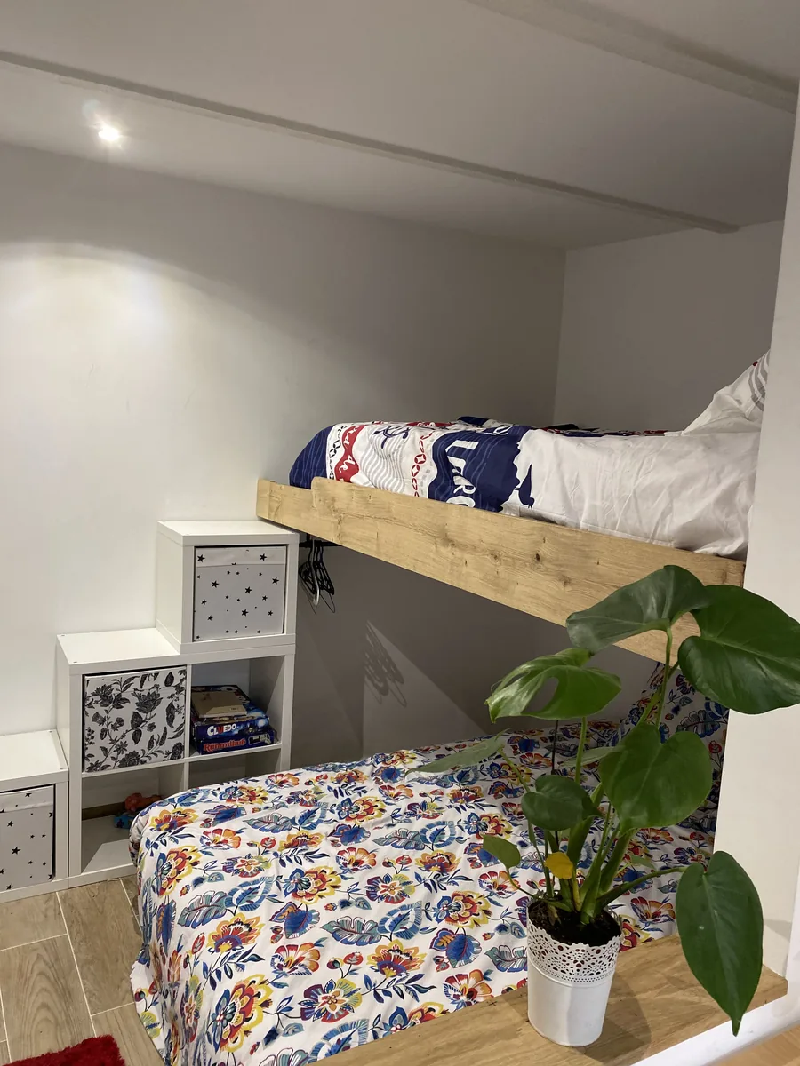 Couchage en mezzanine aménagé sous la hauteur disponible