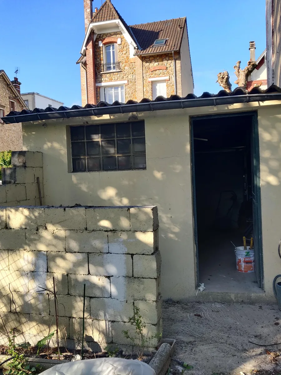 La dépendance vue de l'extérieur avant travaux, ancien garage en parpaings