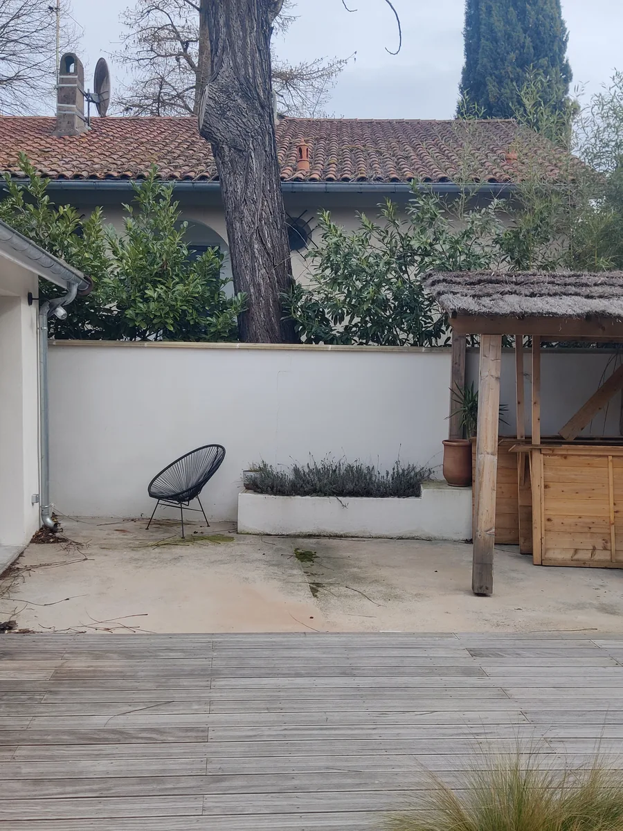 La terrasse en bois avant travaux, sous l'auvent existant