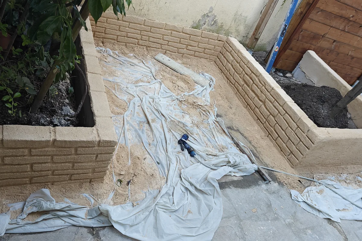 Dallage existant intégralement bâché pendant les travaux de maçonnerie