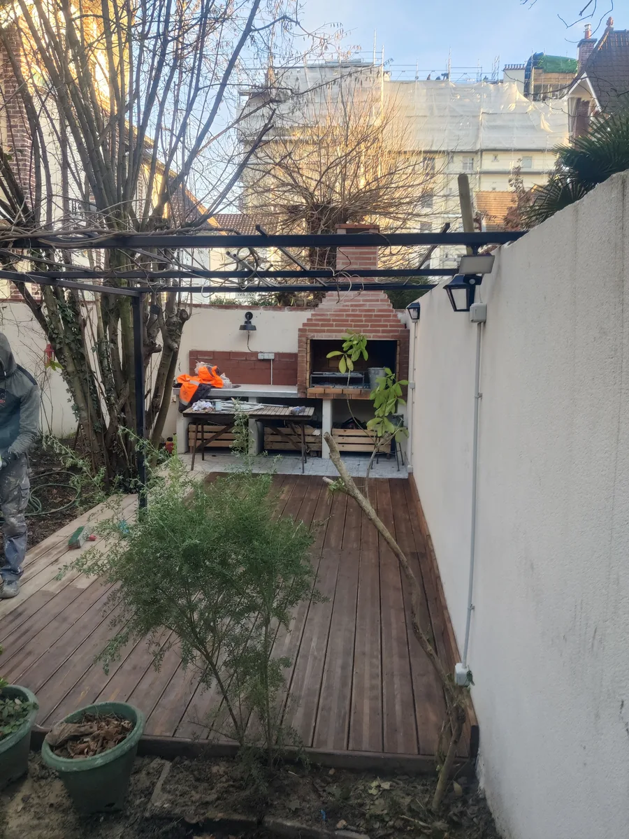 Terrasse en bois sous pergola métallique