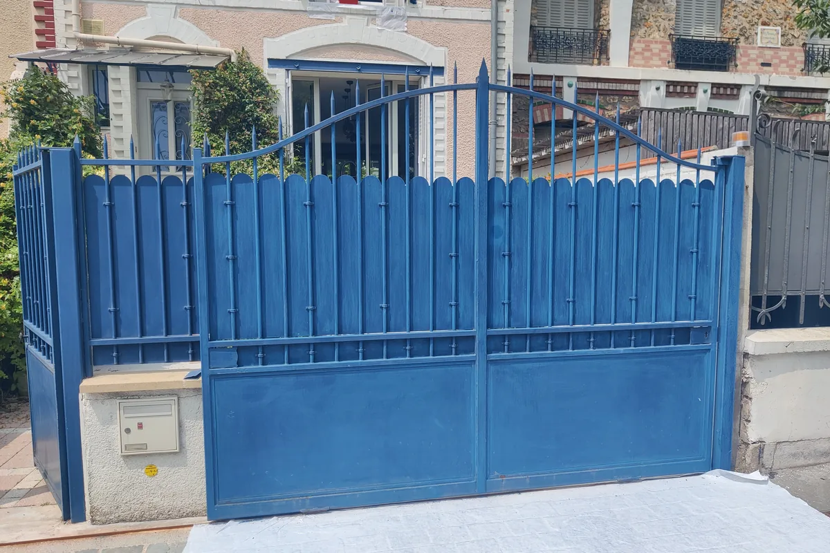 Portail et clôture repeints en bleu