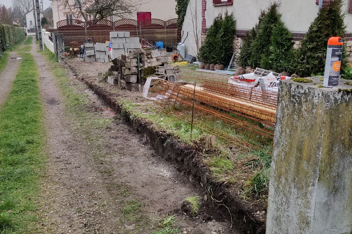 Terrassement de la tranchée de fondation le long de la limite