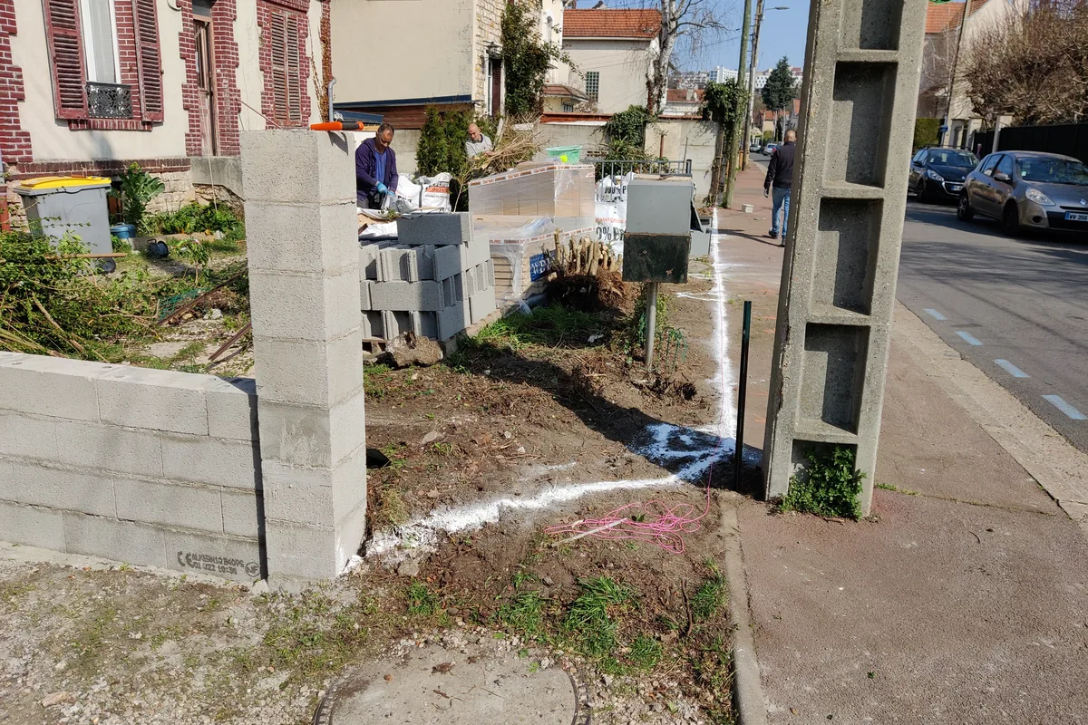 Premiers rangs de blocs et piliers montés en attente d'enduit