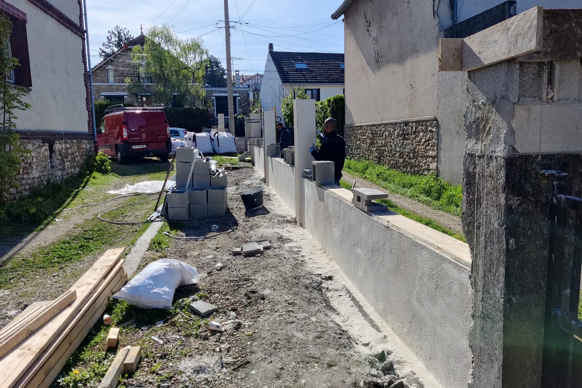 Le mur monté sur toute sa longueur avant reprise de l'accès