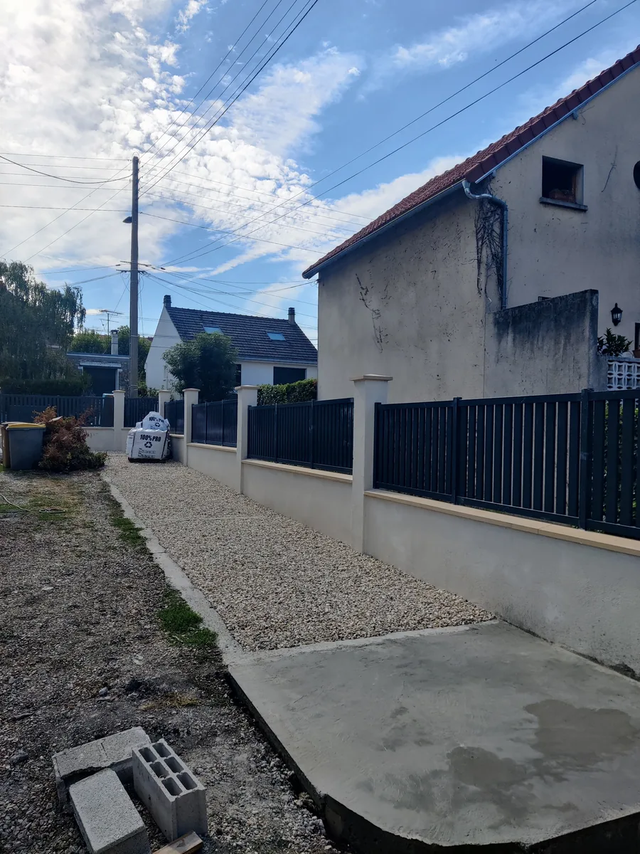 Portillon et pilier achevés, accès repris en béton