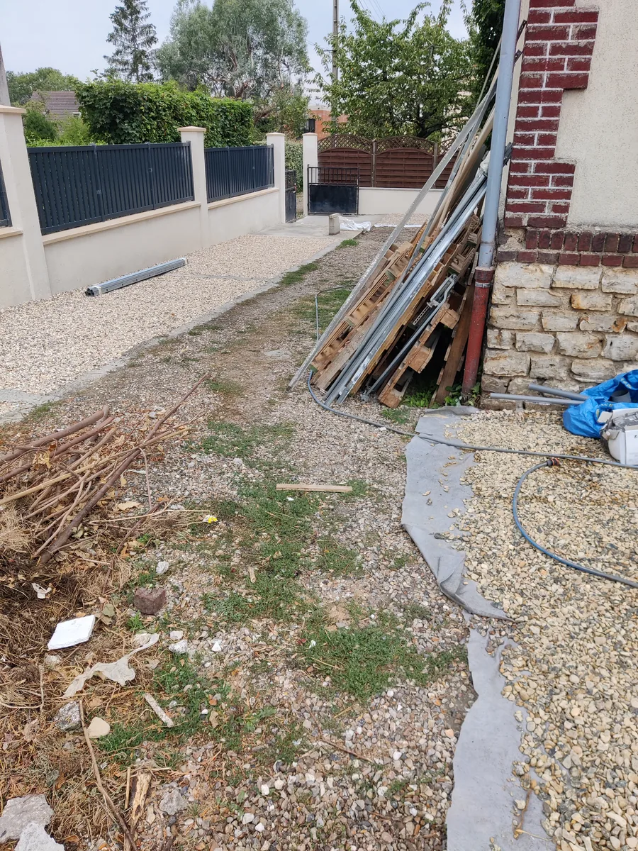 Panneaux de clôture posés le long du mur enduit