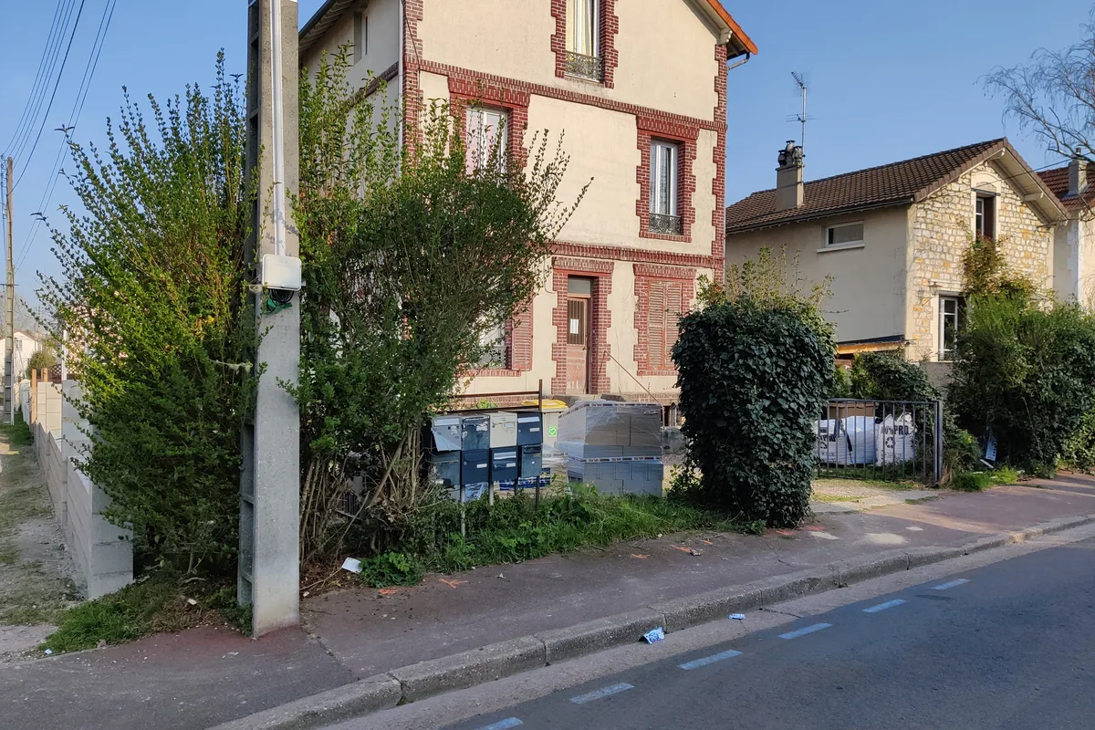 La limite avant travaux : ancien muret et grillage déposés depuis longtemps