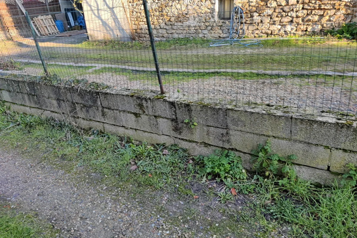 Le muret d'origine, maçonnerie désagrégée et clôture hors d'usage