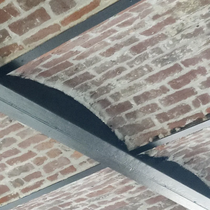 Détail du plafond d’origine : voûtains de brique portés par des poutrelles acier