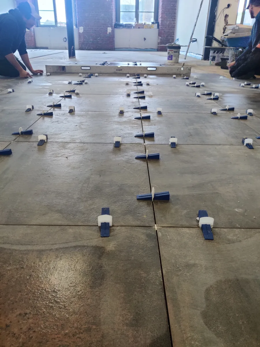 Pose du carrelage grand format sur l’ensemble du plateau