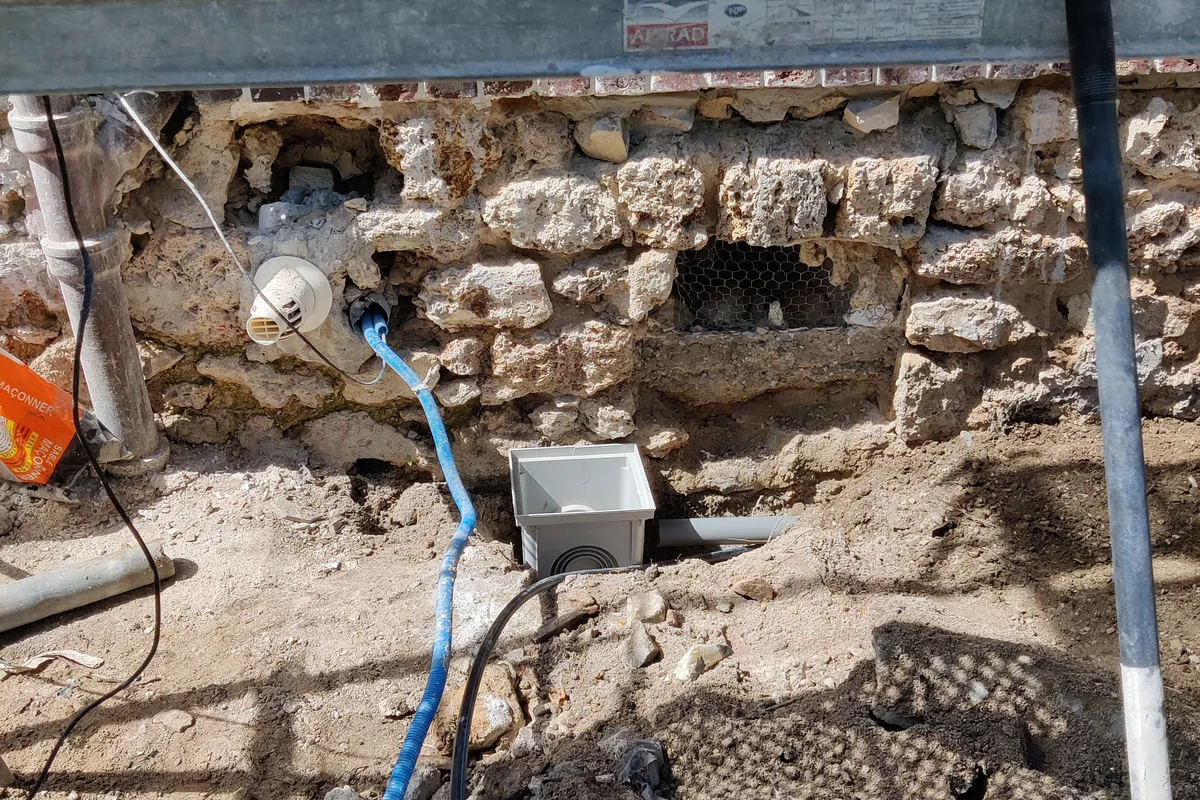 Soubassement en pierre dégagé, réseaux repris avant rebouchage
