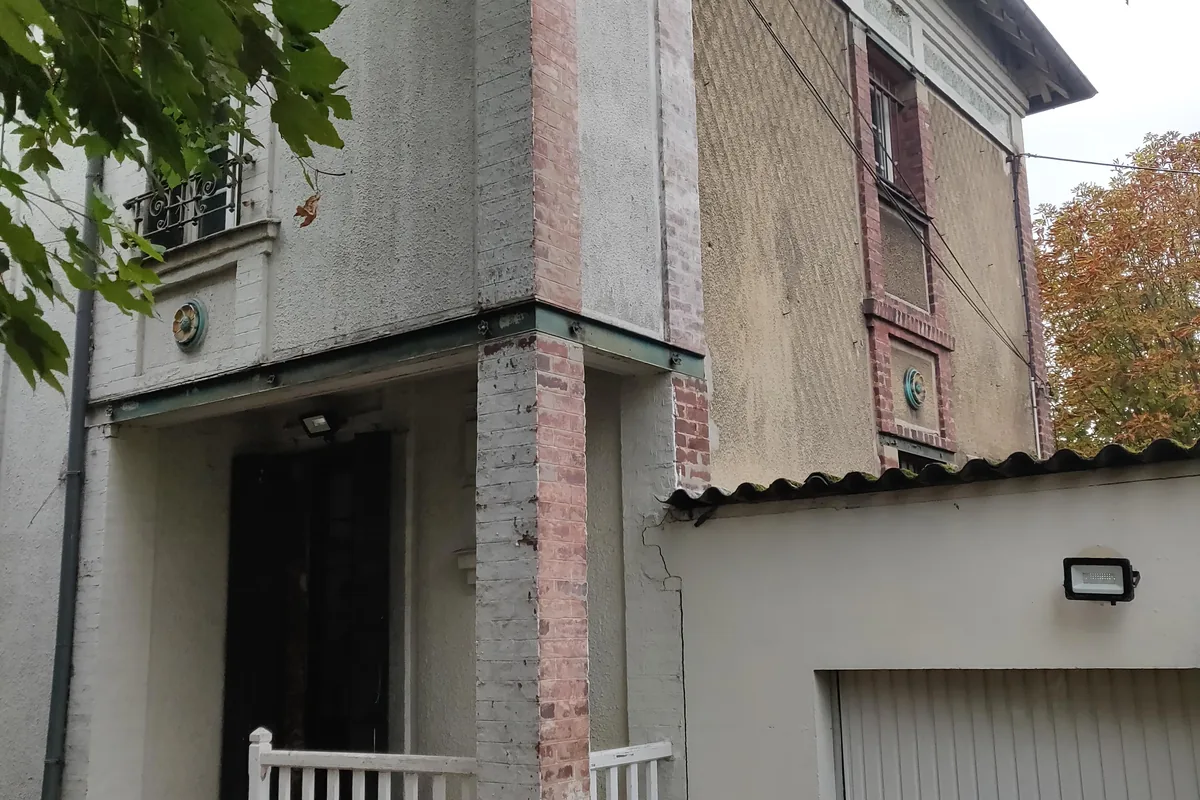 La façade avant travaux, enduit fatigué et modénatures encrassées