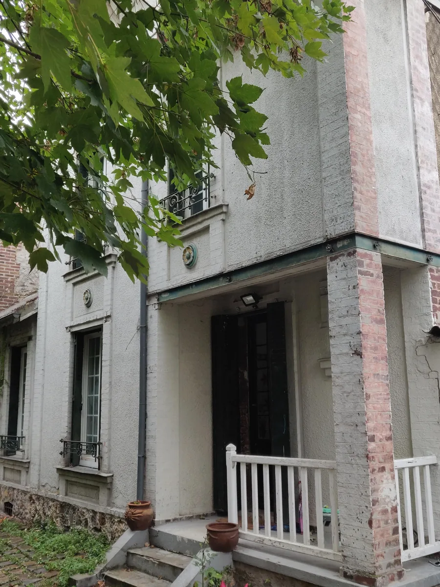 La façade avant travaux : crépis blanc classique et briques peintes