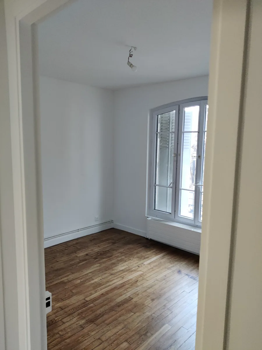 Chambre rénovée, parquet et menuiseries repris
