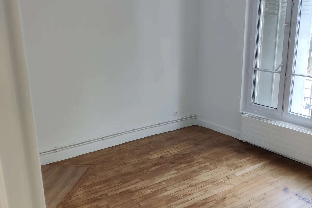 Chambre livrée, parquet poncé et menuiseries repeintes