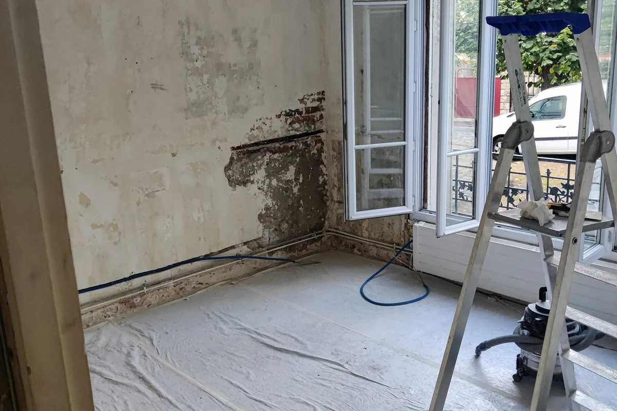 Sol protégé sur toute la surface pendant la reprise des murs