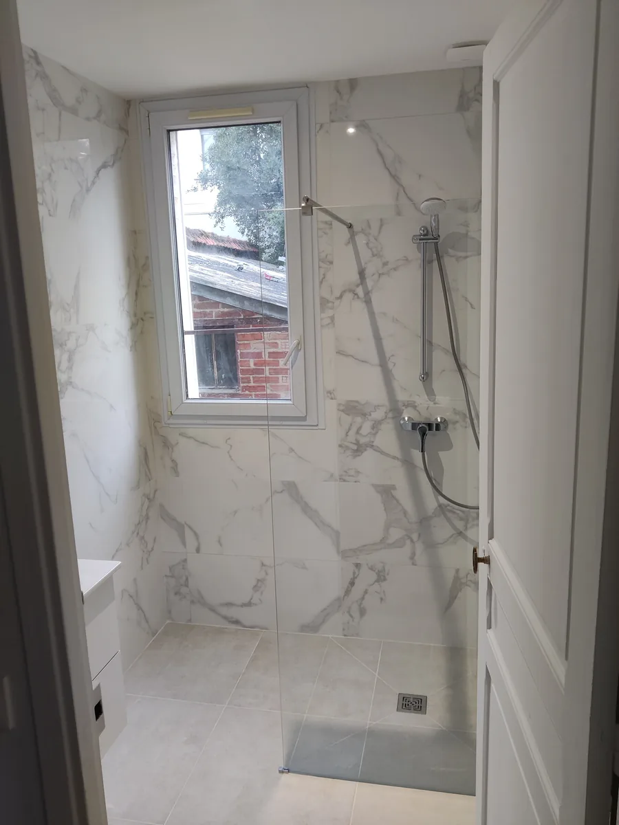 Douche à l’italienne habillée de faïence effet marbre