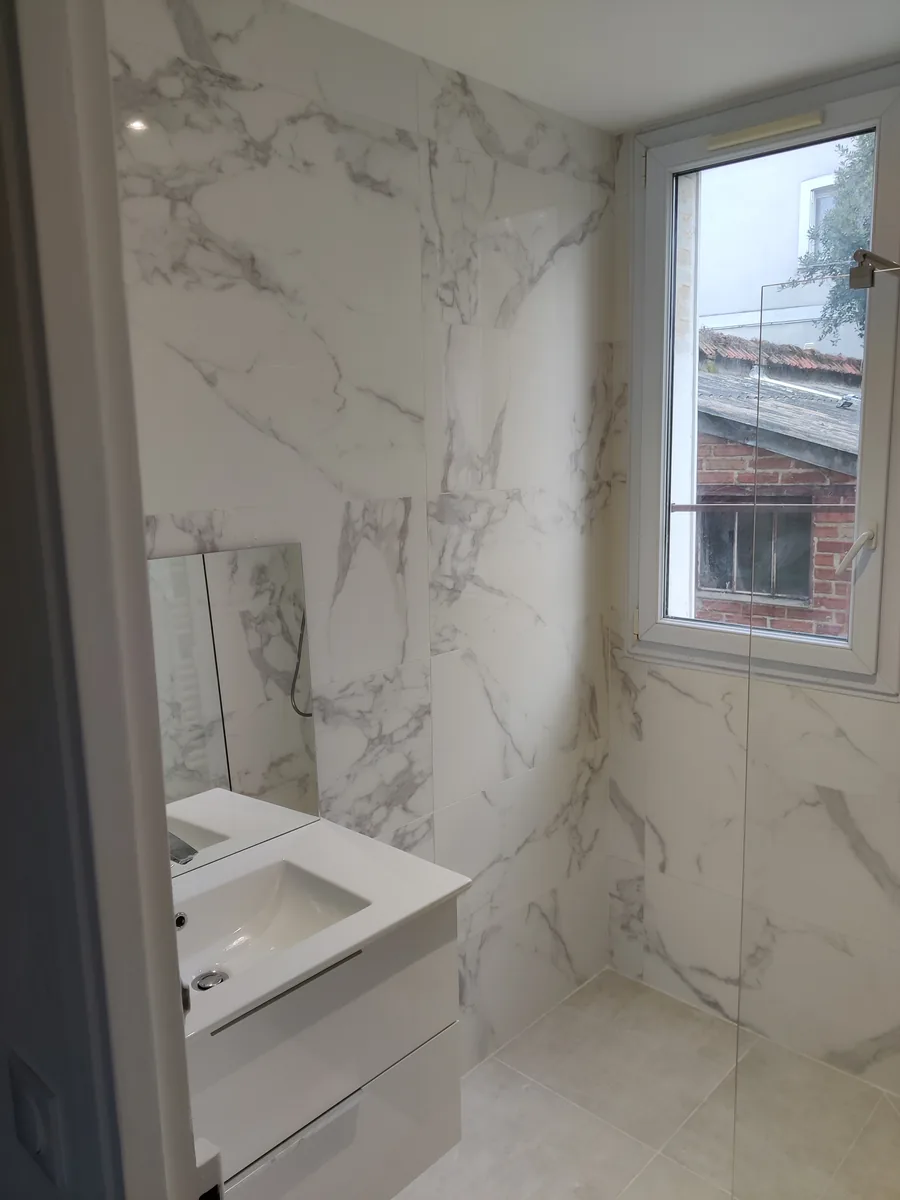 Salle de bain en faïence effet marbre, meuble vasque suspendu