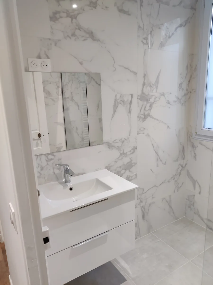 Plan vasque et miroir de la salle de bain terminée