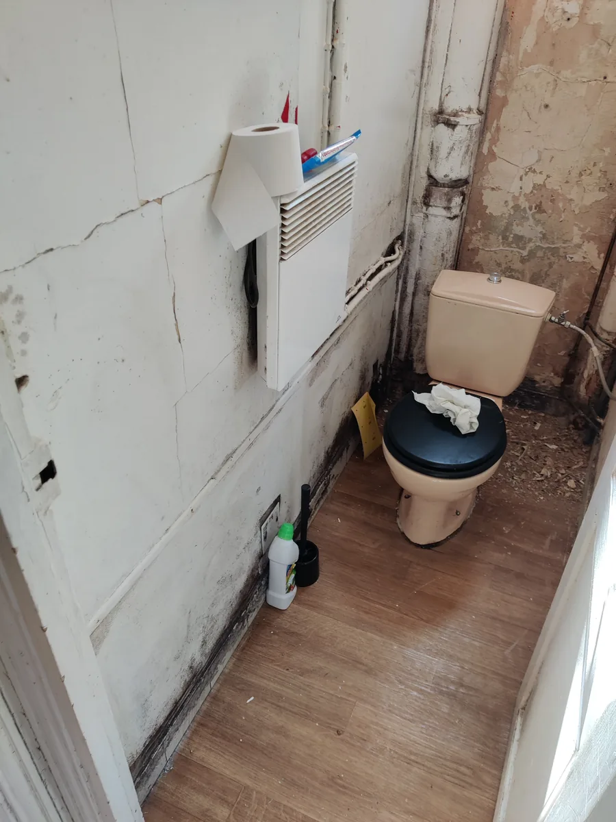 Les WC avant travaux, murs et sols à reprendre