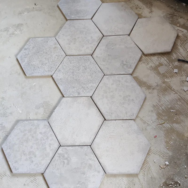 Pose du carrelage hexagonal au sol, colle peignée apparente