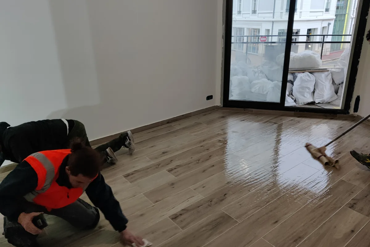 Nettoyage du sol après la pose du carrelage imitation bois