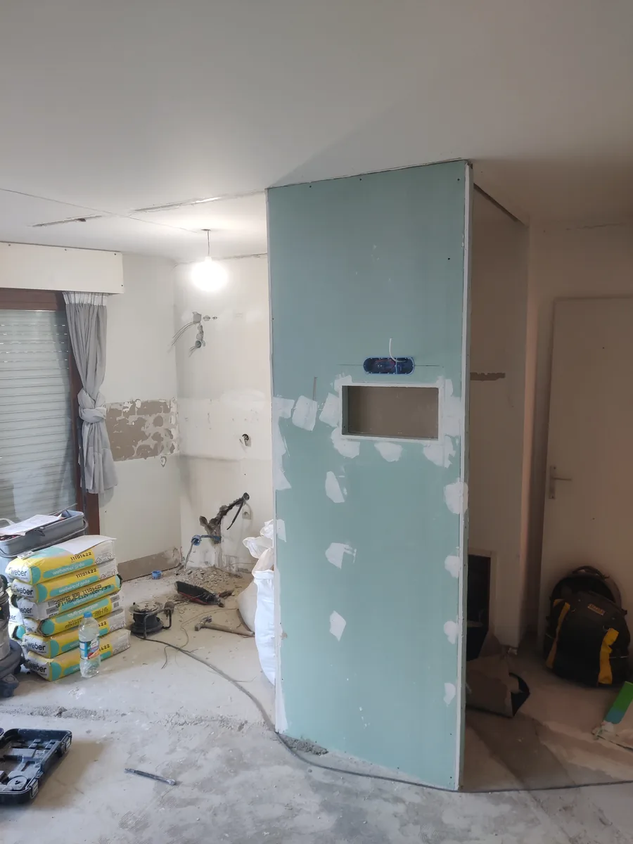 Doublage hydrofuge en cours dans la future salle de bain