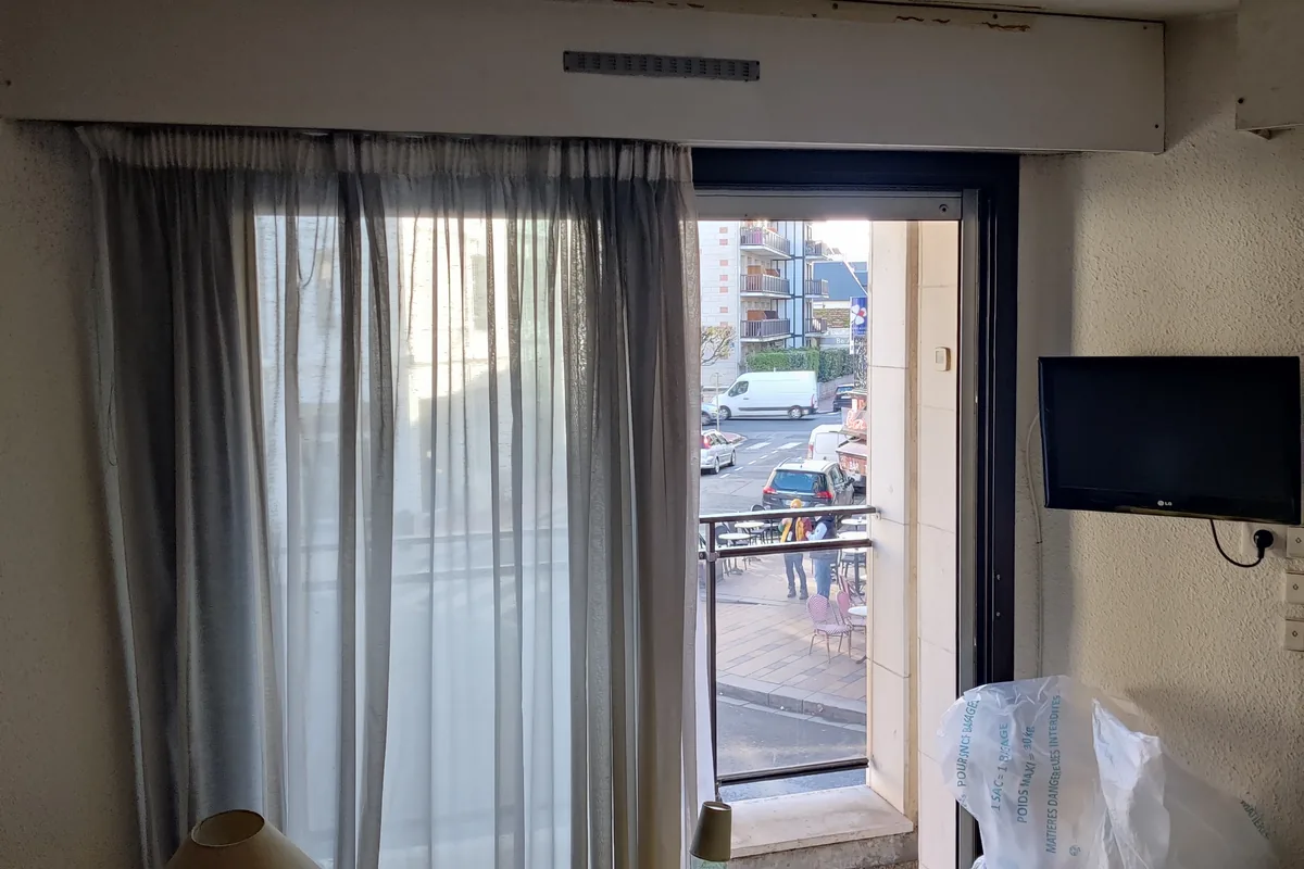 Le séjour avant travaux, avec vue sur le front de mer