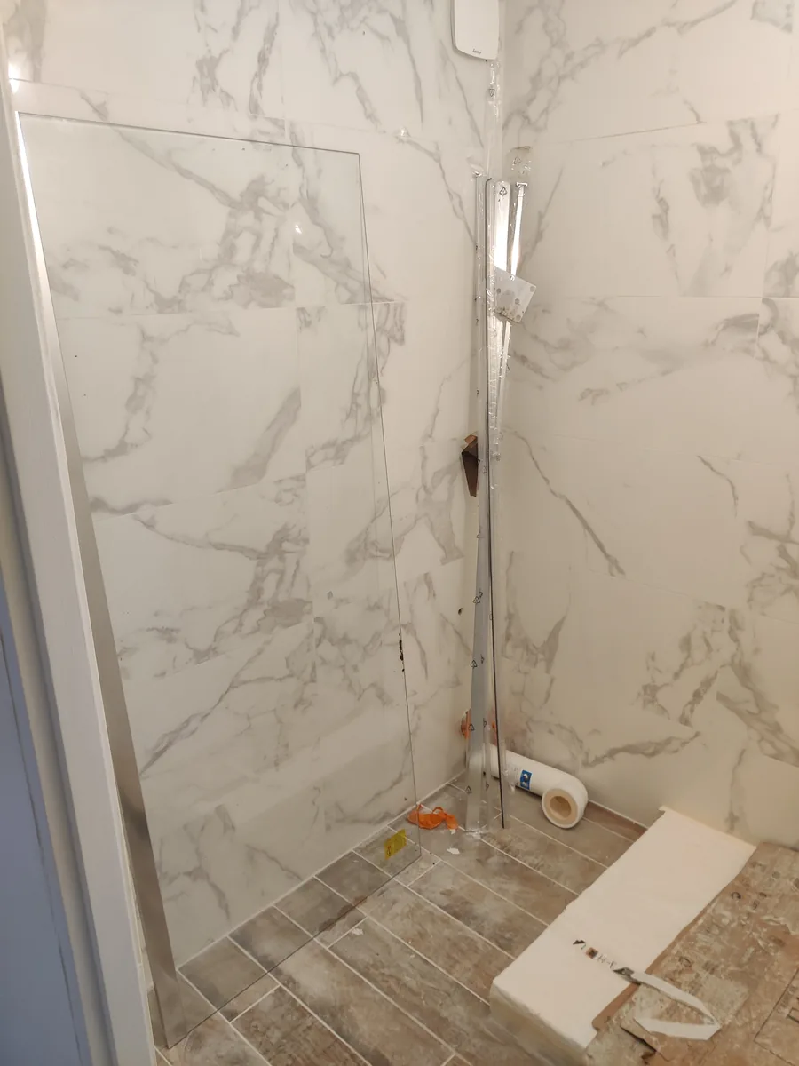 Pose de la faïence effet marbre dans la douche