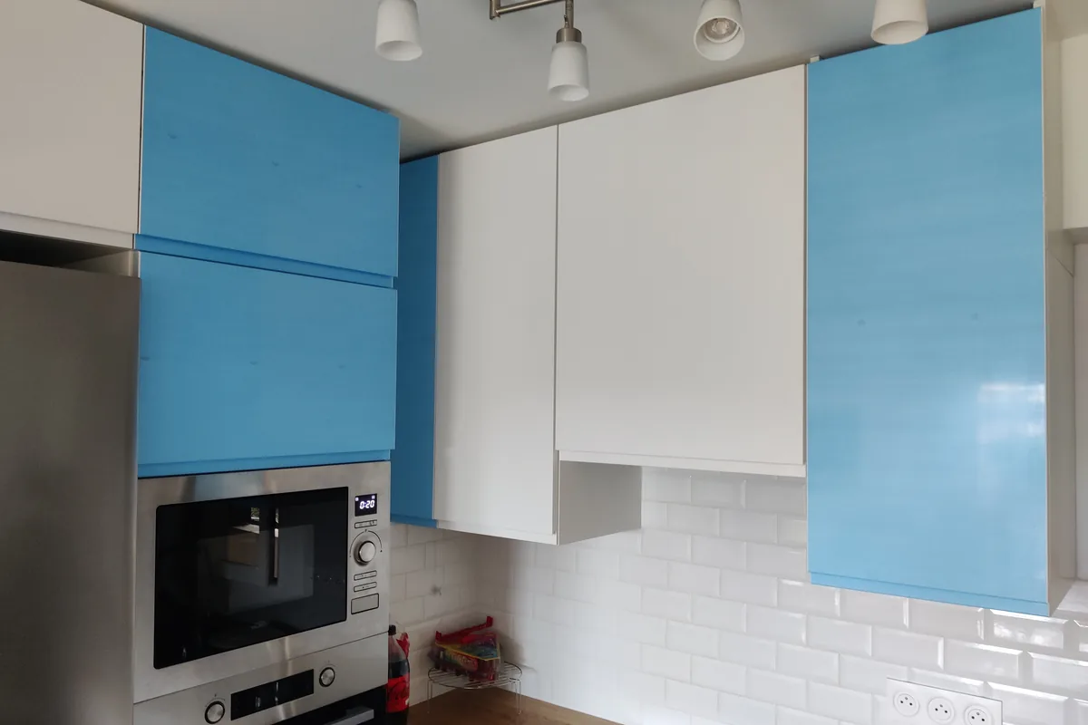 Cuisine rénovée : façades bleu clair, faïence métro blanche et plan de travail bois
