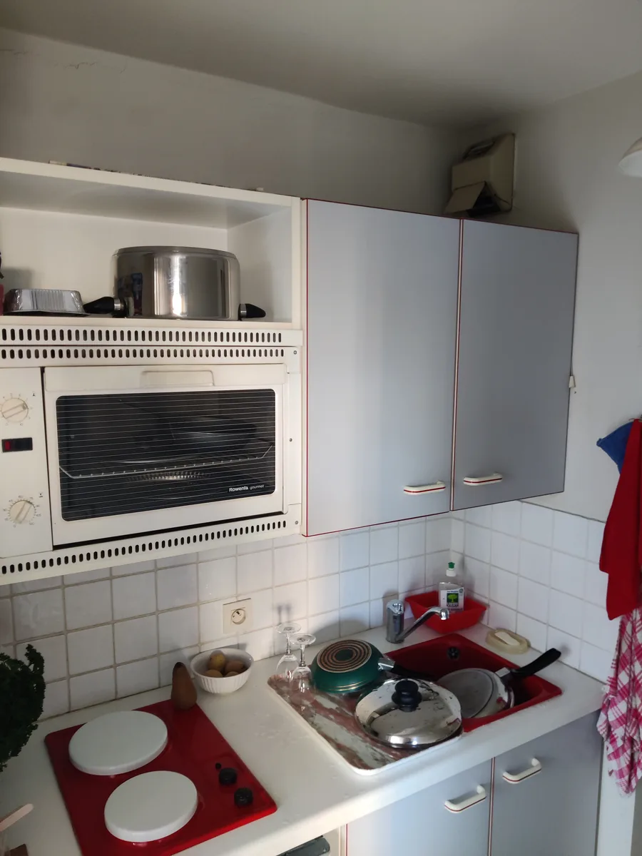 La cuisine avant travaux : mobilier et faïence d’origine
