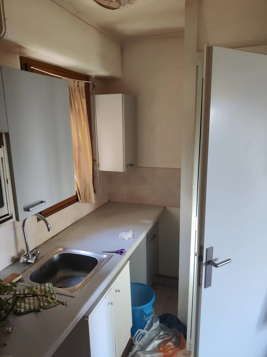La cuisine avant travaux, murs et sol à reprendre entièrement