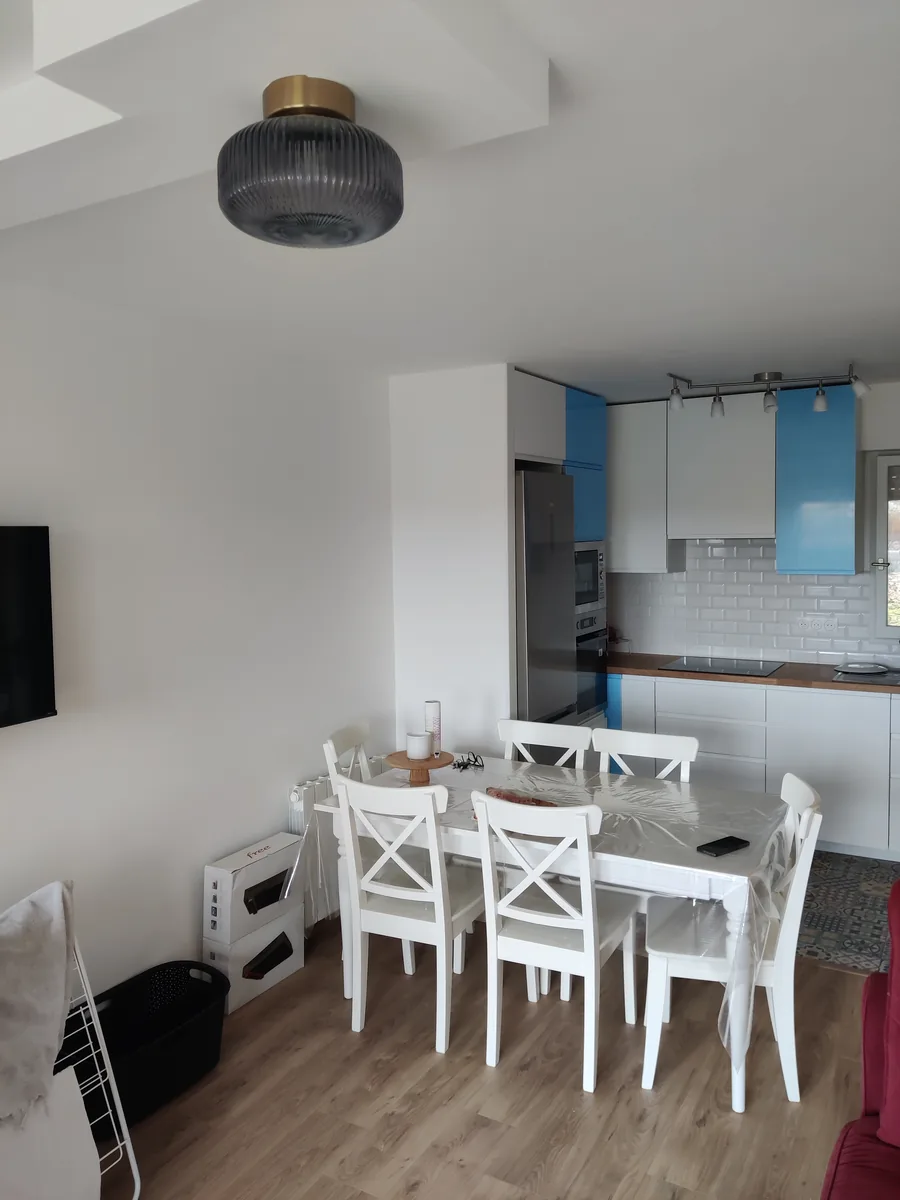 Coin repas rénové ouvert sur la cuisine