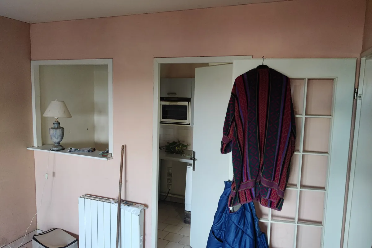 Une pièce avant travaux, revêtements et menuiseries d'origine