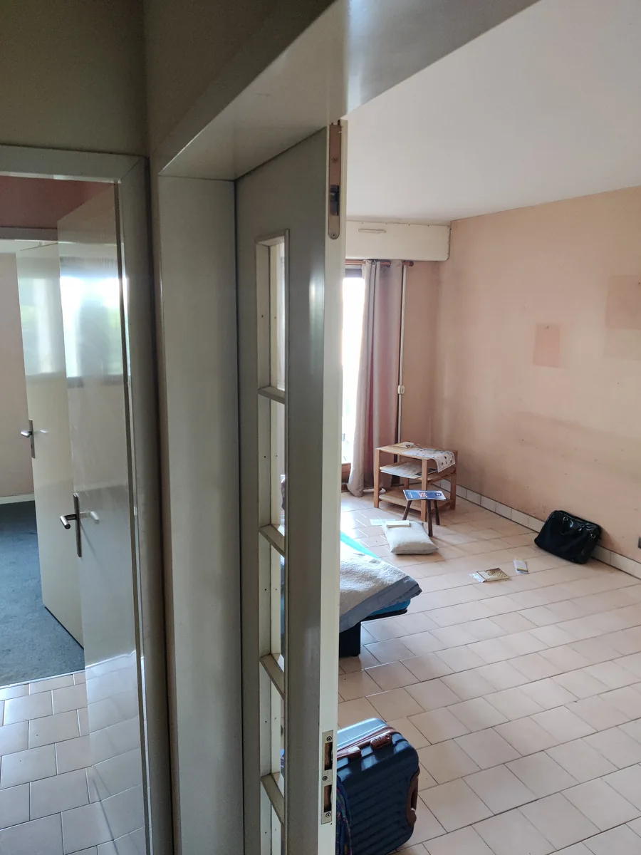 La salle d'eau avant travaux, chauffe-eau et faïence d'origine