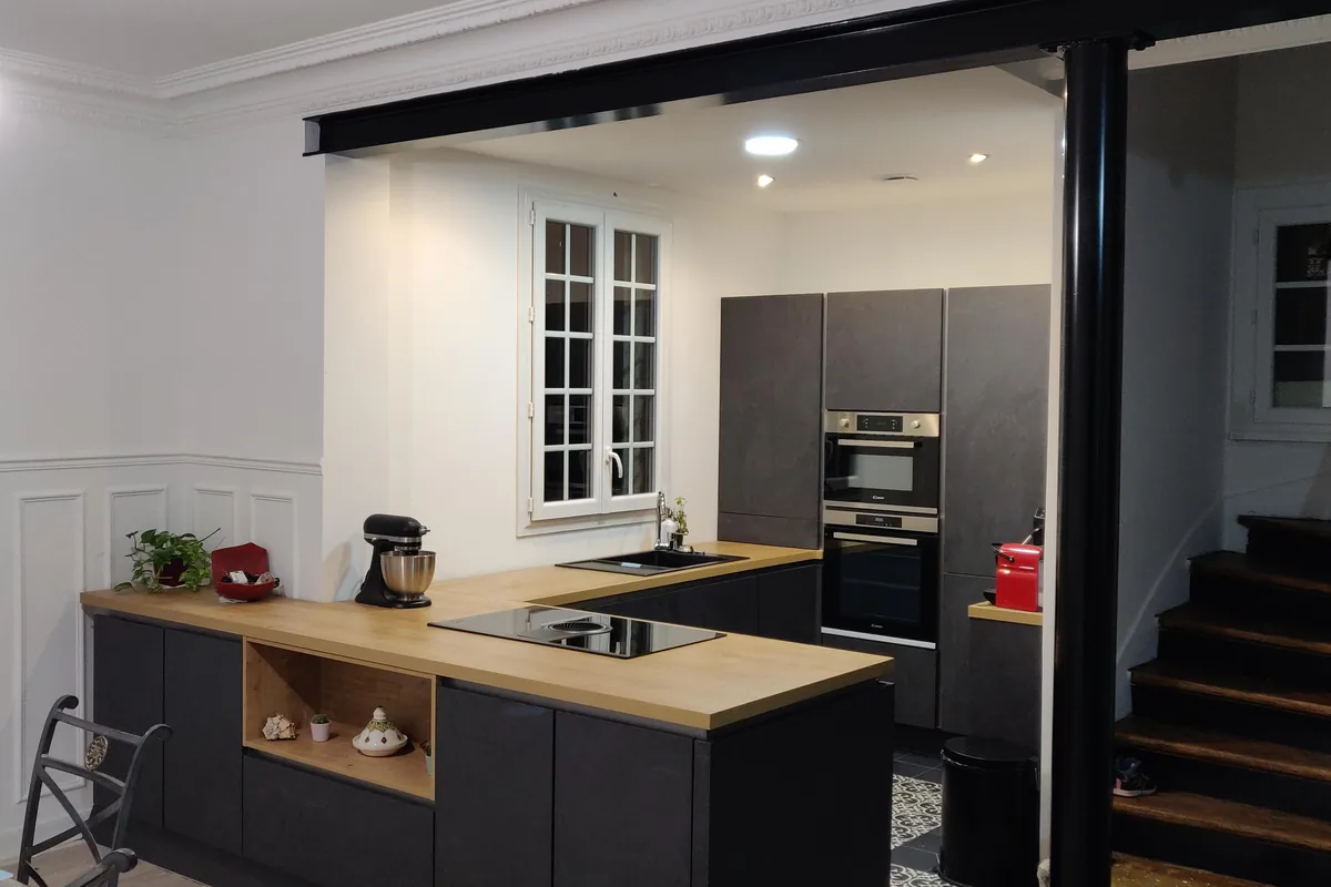 Cuisine terminée, plan de travail bois et poutre métallique noire au plafond