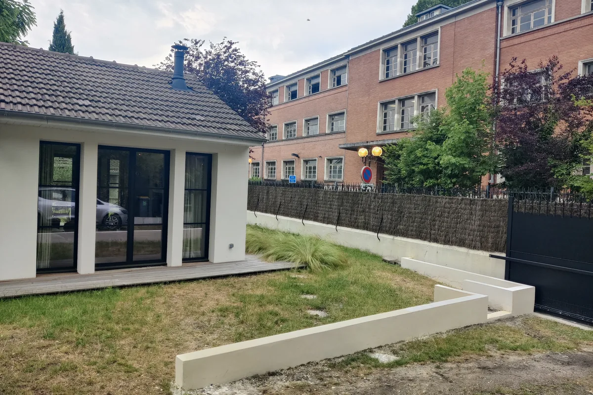 Terrasse et jardin aménagés après travaux, graminées et dallage