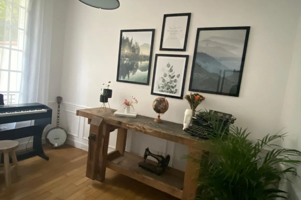 Console en bois massif et cadres, détail d’aménagement du séjour