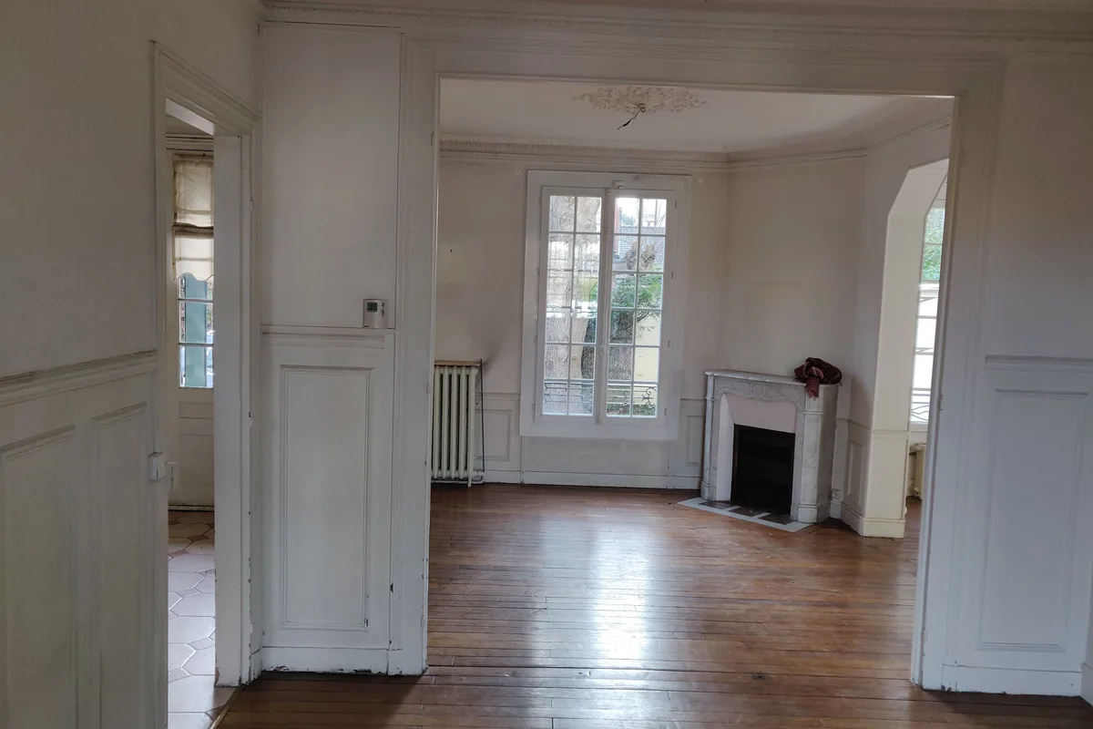 Enfilade des pièces avant travaux, cheminée et moulures d’origine