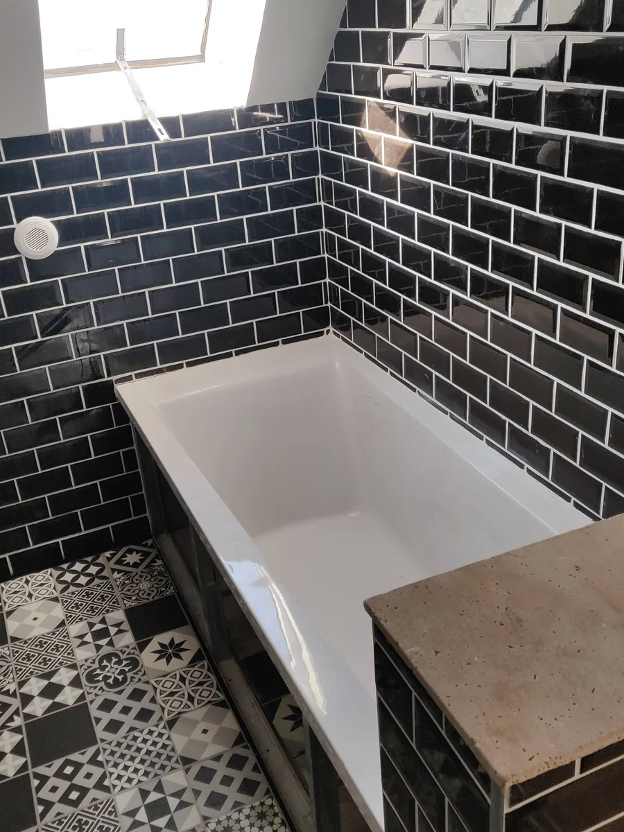 Vasque et robinetterie noire mate de cette seconde salle de bain