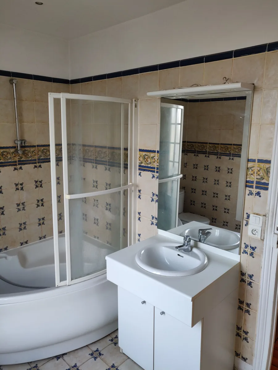 La salle de bain avant travaux, carrelage et faïence d'origine