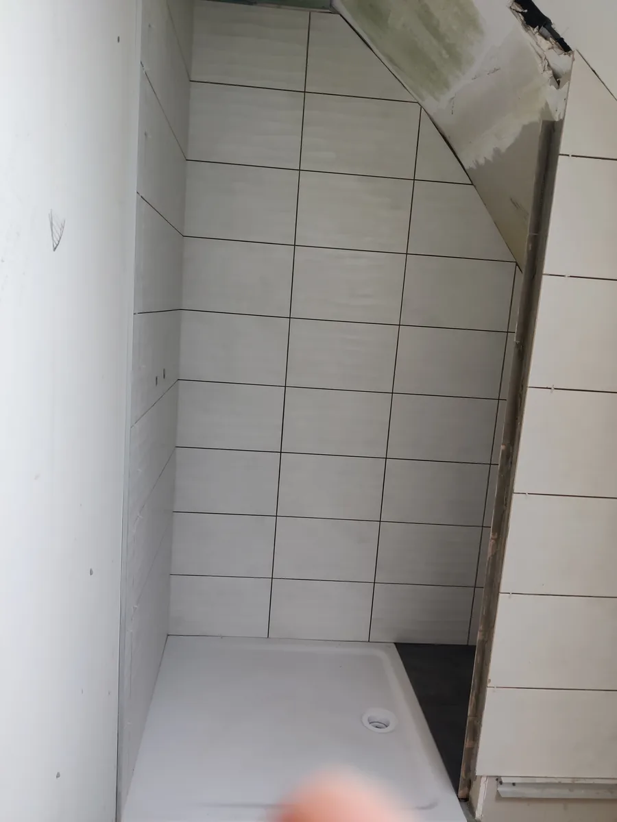 Faïence en cours de pose dans la niche de douche