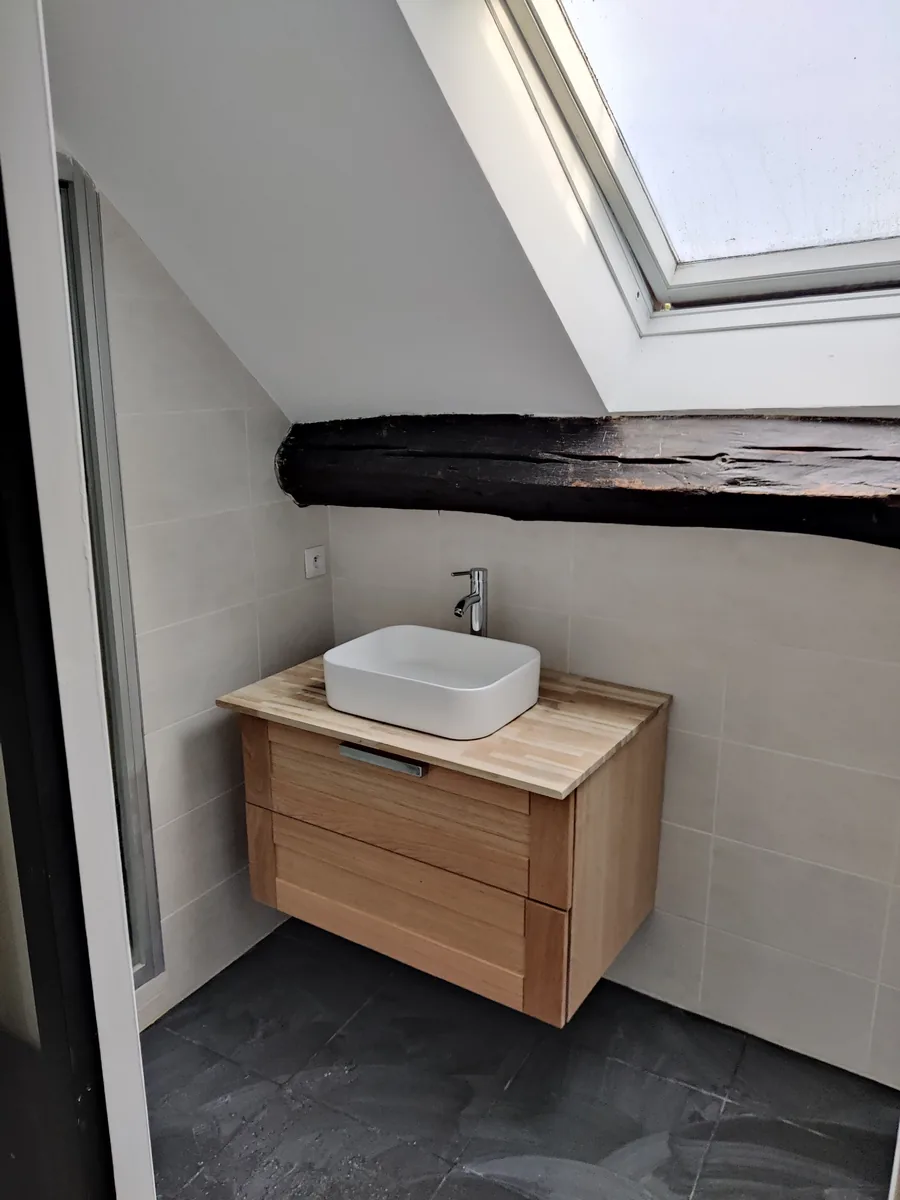 Plan vasque en bois sous la fenêtre de toit, sol gris ardoise