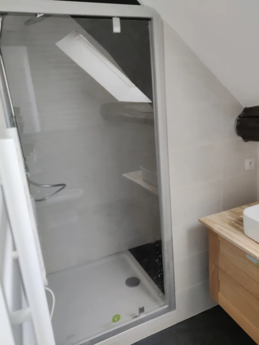 La douche terminée, paroi vitrée et sol ardoise