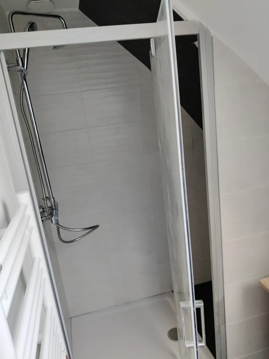 Vue d'ensemble de la salle de bain livrée sous rampant