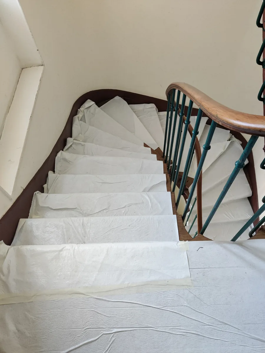 Escalier ancien intégralement bâché avant l’intervention